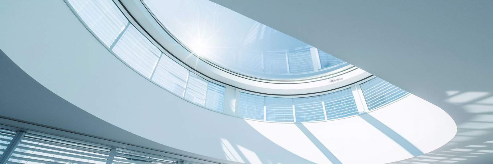 Es gibt eine Vielzahl von Normen und Vorschriften, die in Bezug auf die Konstruktion, den Einbau und die Wartung von Oberlichtern eingehalten werden müssen